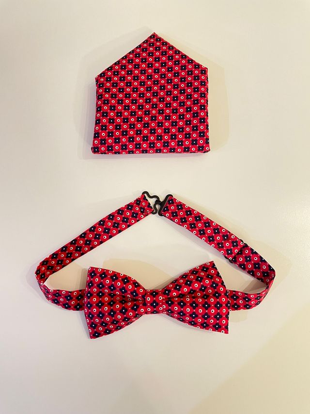 Pajarita elegante rojo opcional con pañuelo