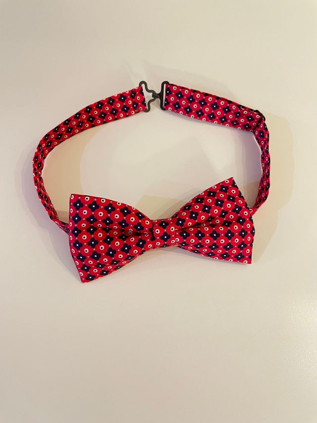 Pajarita elegante rojo opcional con pañuelo