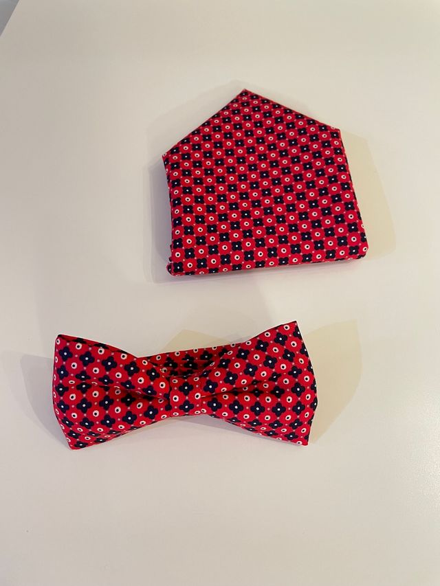 Pajarita elegante rojo opcional con pañuelo