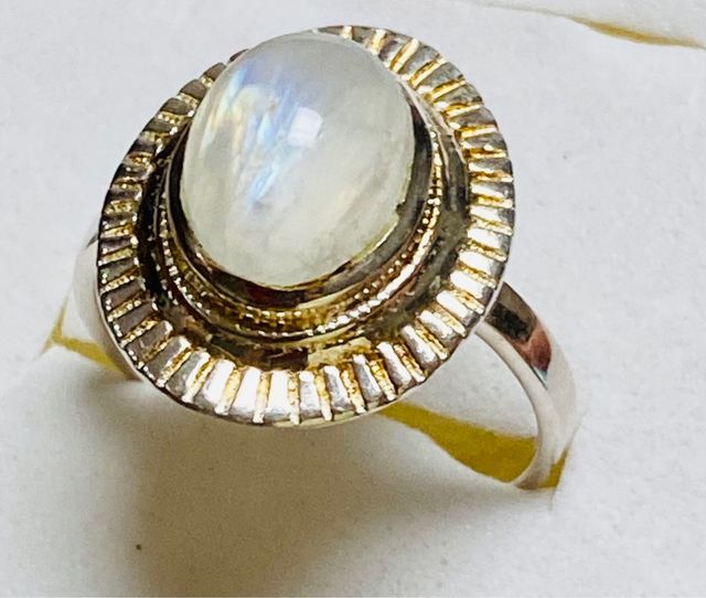 Anillo de Piedra Luna artesanal y plata ley 925
