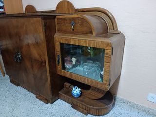 Mueble antiguo de madera maciza.