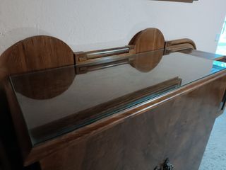 Mueble antiguo de madera maciza.