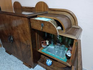 Mueble antiguo de madera maciza.