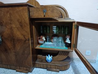 Mueble antiguo de madera maciza.