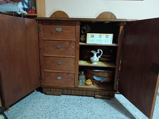 Mueble antiguo de madera maciza.
