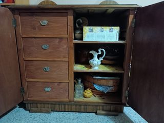 Mueble antiguo de madera maciza.