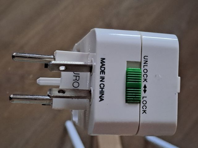 Adattatore universale da viaggio