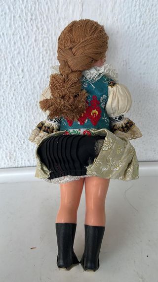 MUÑECA CON VESTIDO TÍPICO