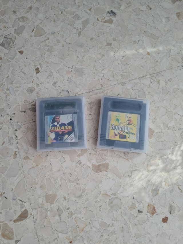 Le stelle del calcio Gameboy giocano con Zidane e Ronaldo