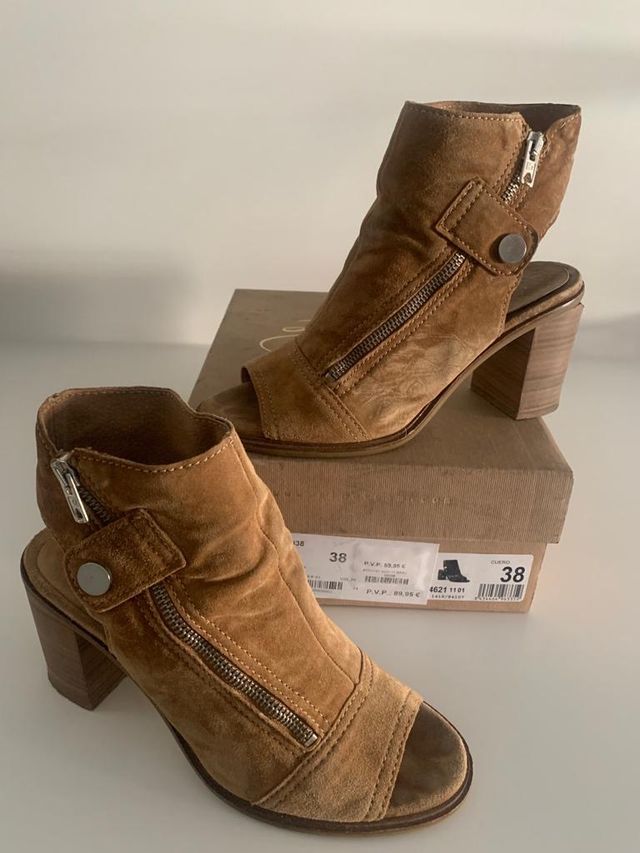 Sandalias de tacón con punta abierta