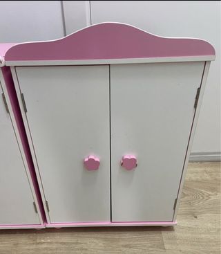 Armario de madera para muñecas