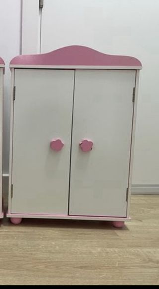 Armario de madera para muñecas