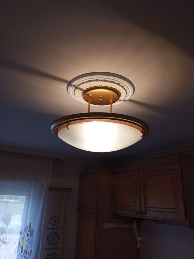 LÁMPARA DE TECHO DORADA Y MADERA