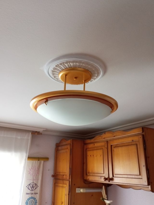 LÁMPARA DE TECHO DORADA Y MADERA