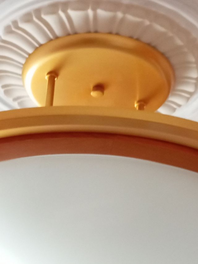 LÁMPARA DE TECHO DORADA Y MADERA