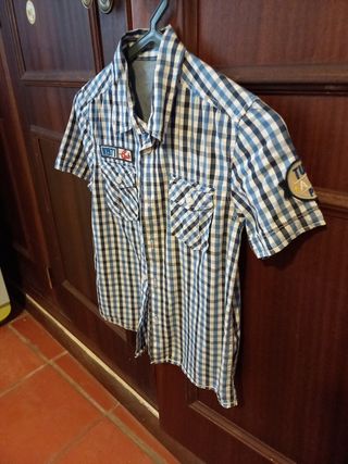 Camisa qyadrados axul e branco