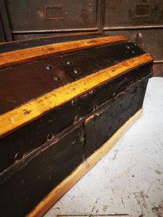 Antiguo cofre. Baúl pequeño