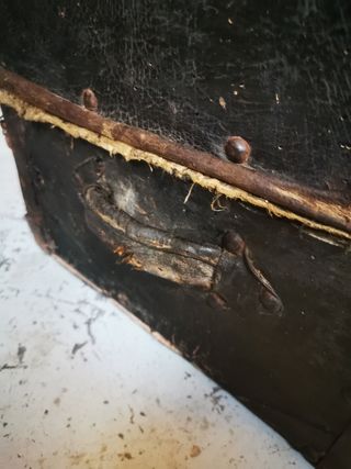 Antiguo cofre. Baúl pequeño