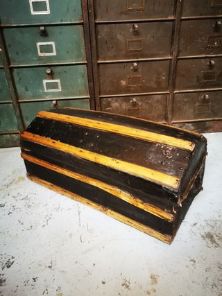 Antiguo cofre. Baúl pequeño