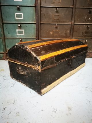 Antiguo cofre. Baúl pequeño