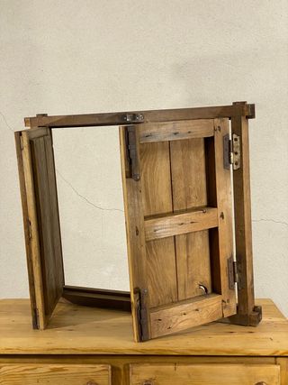 Antigua contraventana rústica