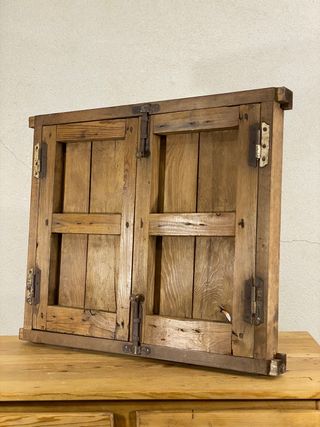 Antigua contraventana rústica