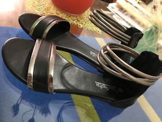 Sandalo flat con zip sul retro n.38 BACHATA