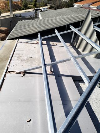 Reparación de goteras y tejados .