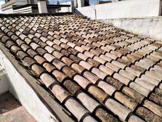 Reparación de goteras y tejados .