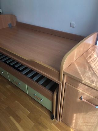 Cama doble y cajones