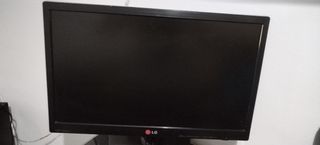 Torre monitor y máquina de ticket