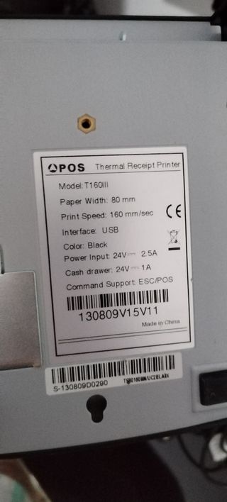 Torre monitor y máquina de ticket