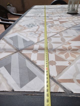 Mesa exterior gres valenciano.