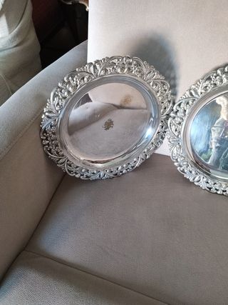 PAREJA 2 PLATOS PLATA Y DORADOS CON SELLO ORFEBRE.