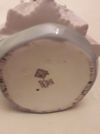 Dos figuras de nao de lladro.Niña con flores y ..