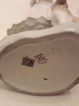 Dos figuras de nao de lladro.Niña con flores y ..