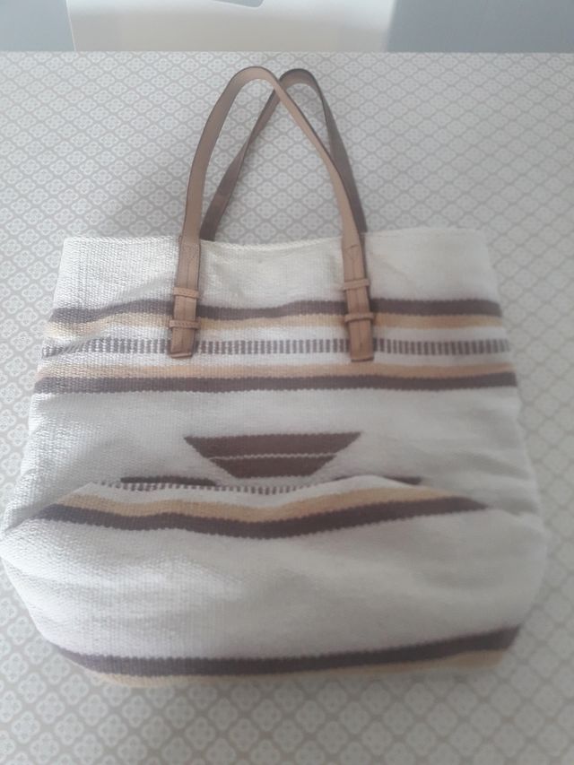 BOLSO CON ASAS DE PIEL .