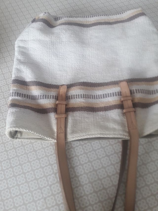 BOLSO CON ASAS DE PIEL .