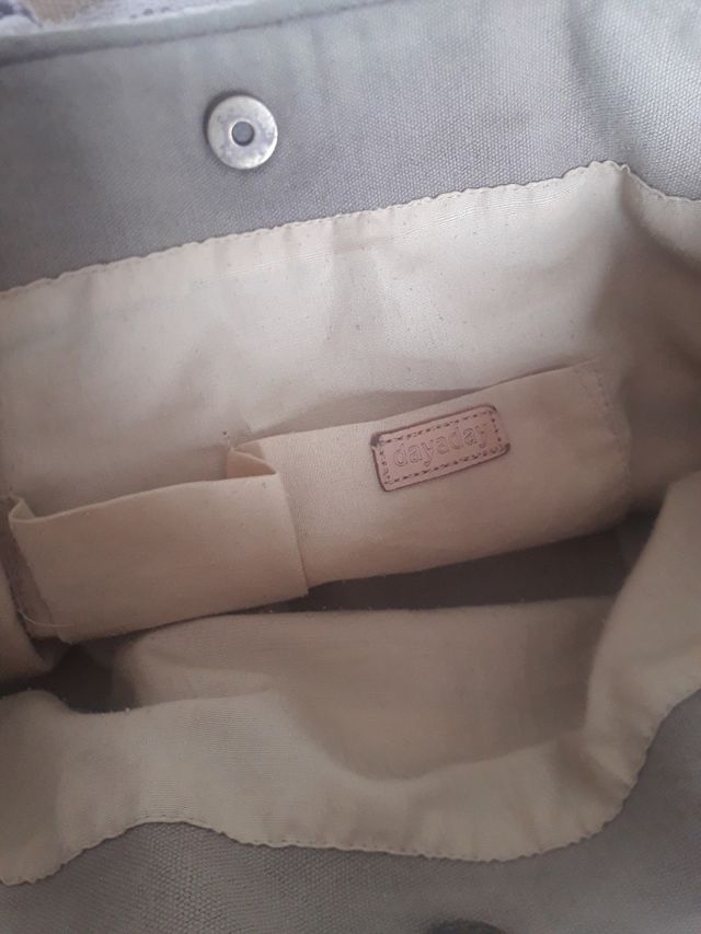 BOLSO CON ASAS DE PIEL .