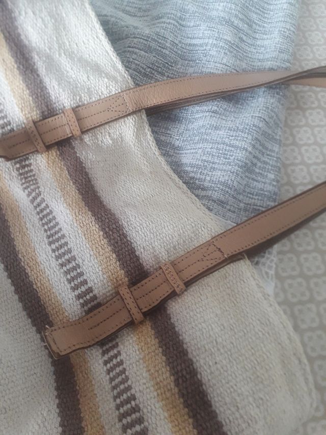 BOLSO CON ASAS DE PIEL .