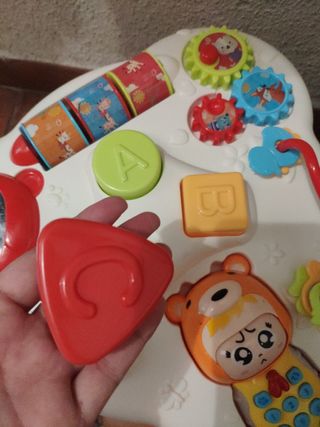 Mesa de actividades de bebé