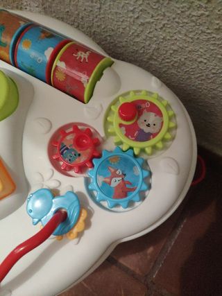 Mesa de actividades de bebé