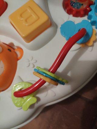 Mesa de actividades de bebé