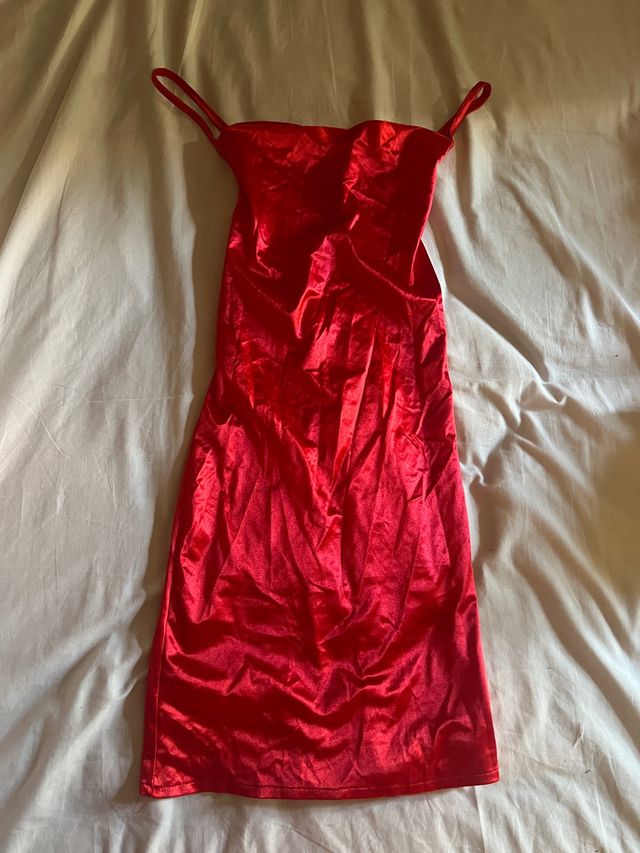 vestido rojo saten brillante