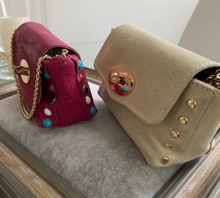 2 carteras pequeñas de piel