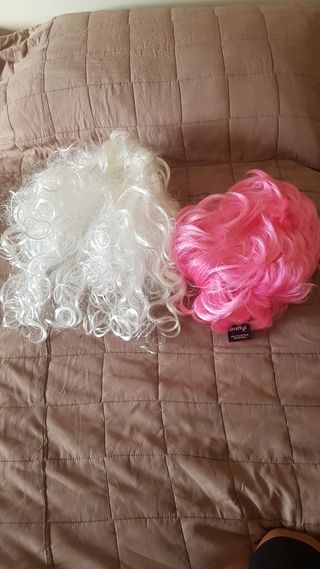 Pelucas blanca y rosa