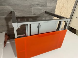 Mesa cristal extensible metacrilato naranja y gris