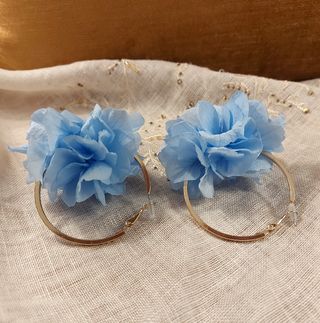 Pendientes de aro con flor azul