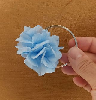 Pendientes de aro con flor azul