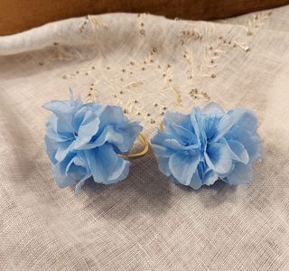 Pendientes de aro con flor azul